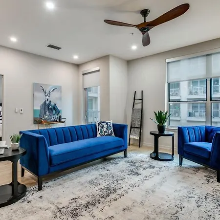 Stunning High-Rise Apartment On Mckinney Avenue